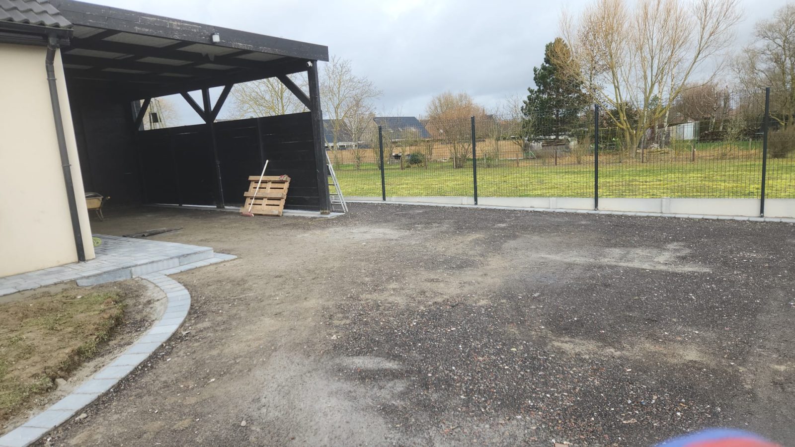 Pose de macadam à Seclin par l'équipe d'aménagement extérieur de notre entreprise