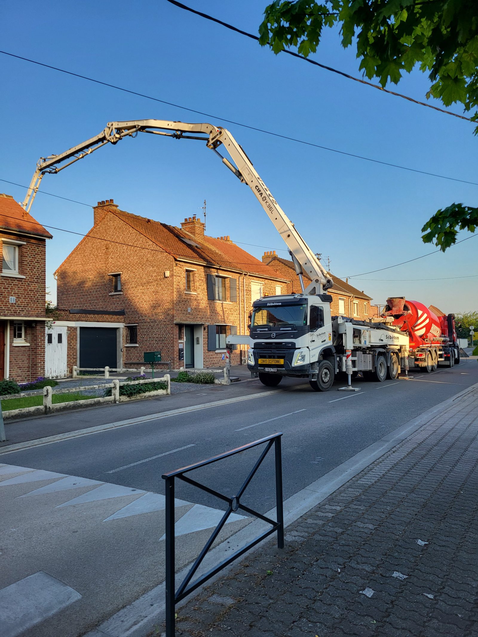 Conducteur de travaux de notre entreprise tout corps d'état coordonnant un chantier de rénovation dans les Hauts-de-France