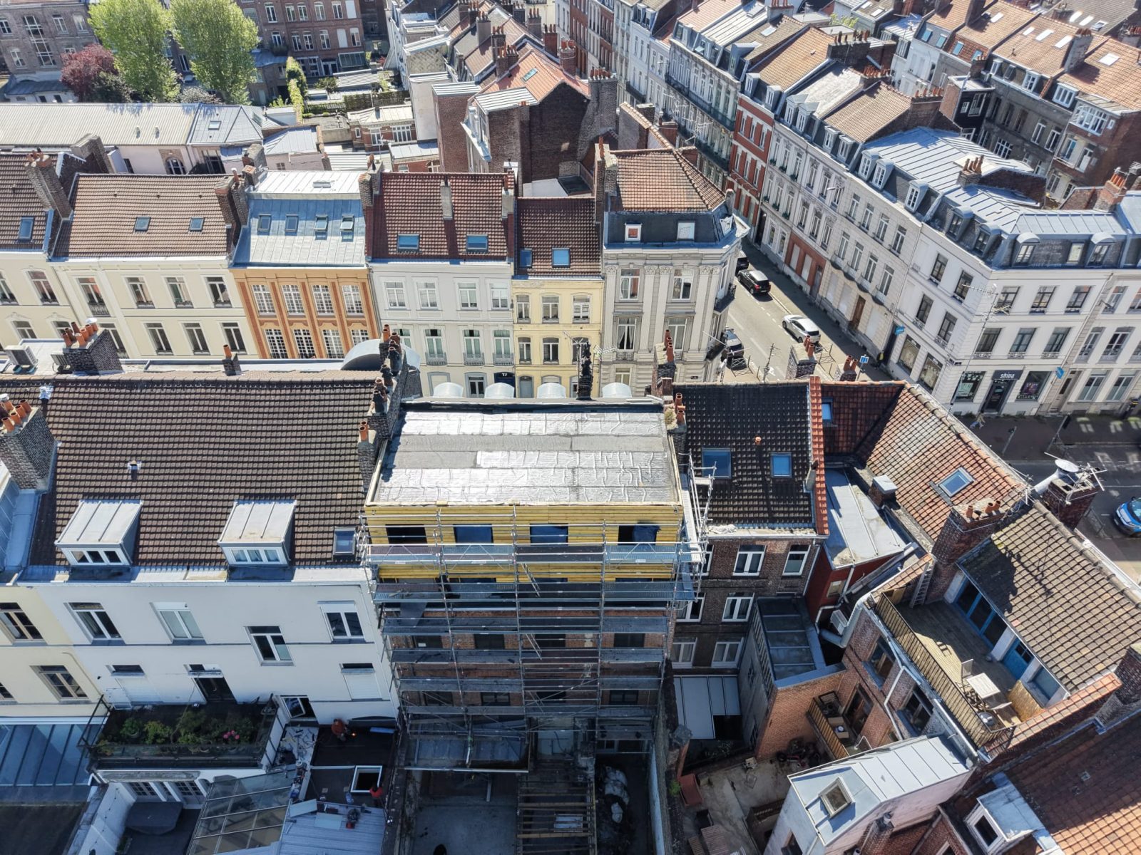surélévation d'un immeuble de rapport à Lille rue Puebla, vue aérienne du chantier sous échafaudage