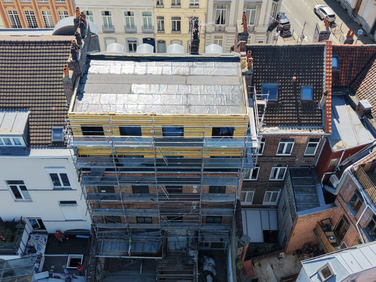 extension d'un immeuble à Lille par surélévation en ossature bois, vue drone des toits