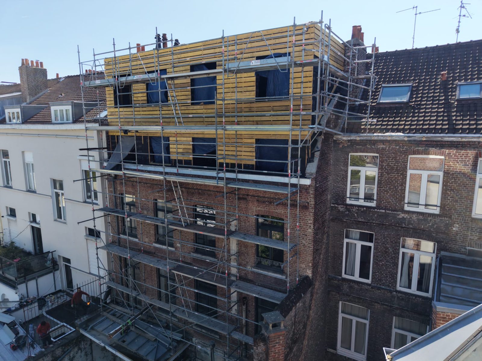 Équipe de notre entreprise tout corps d'état en Hauts-de-France sur un chantier de rénovation complète
