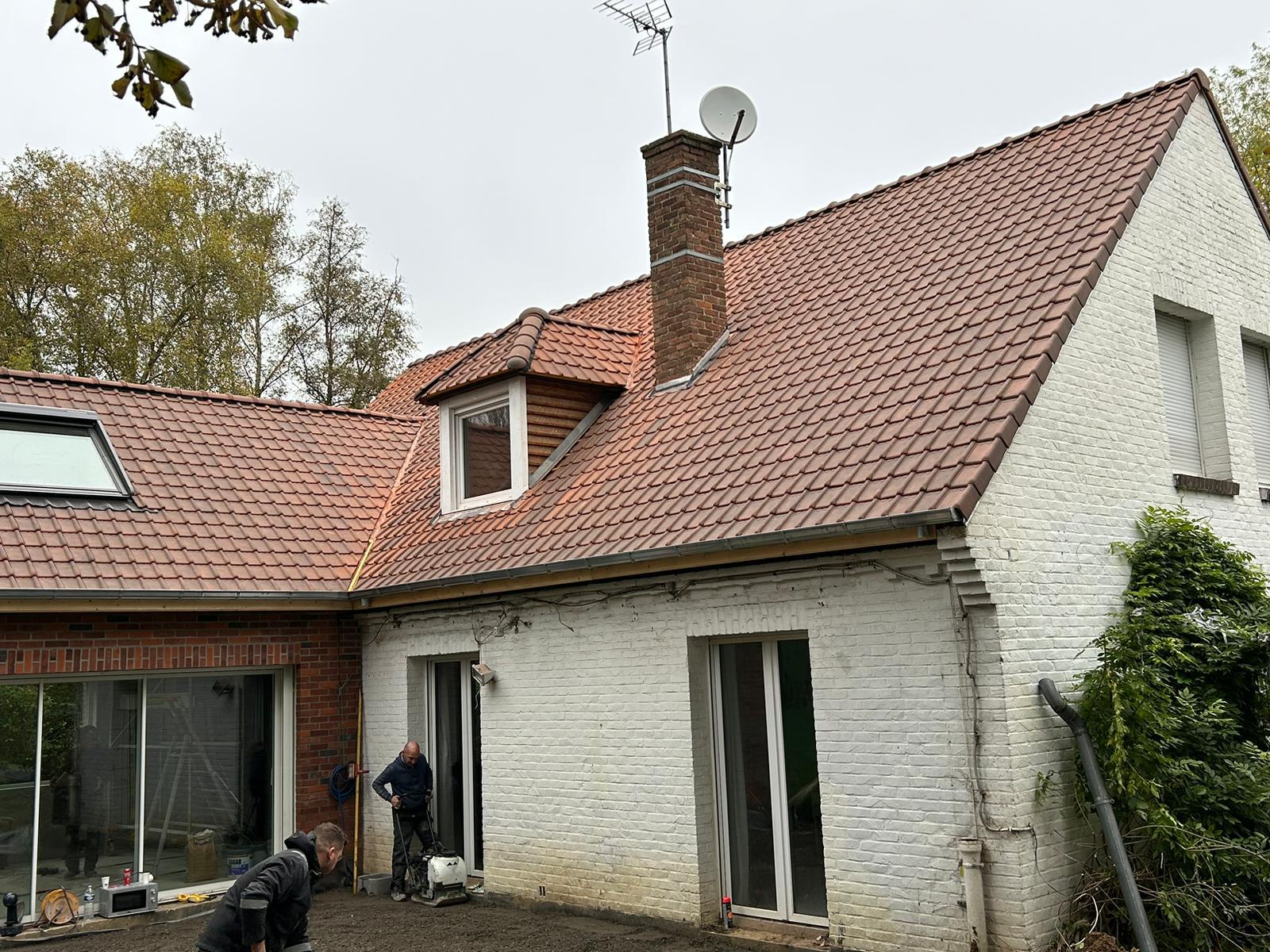 extension et rénovation de toiture d'une maison à Bondues, façade brique blanche et tuiles terre cuite