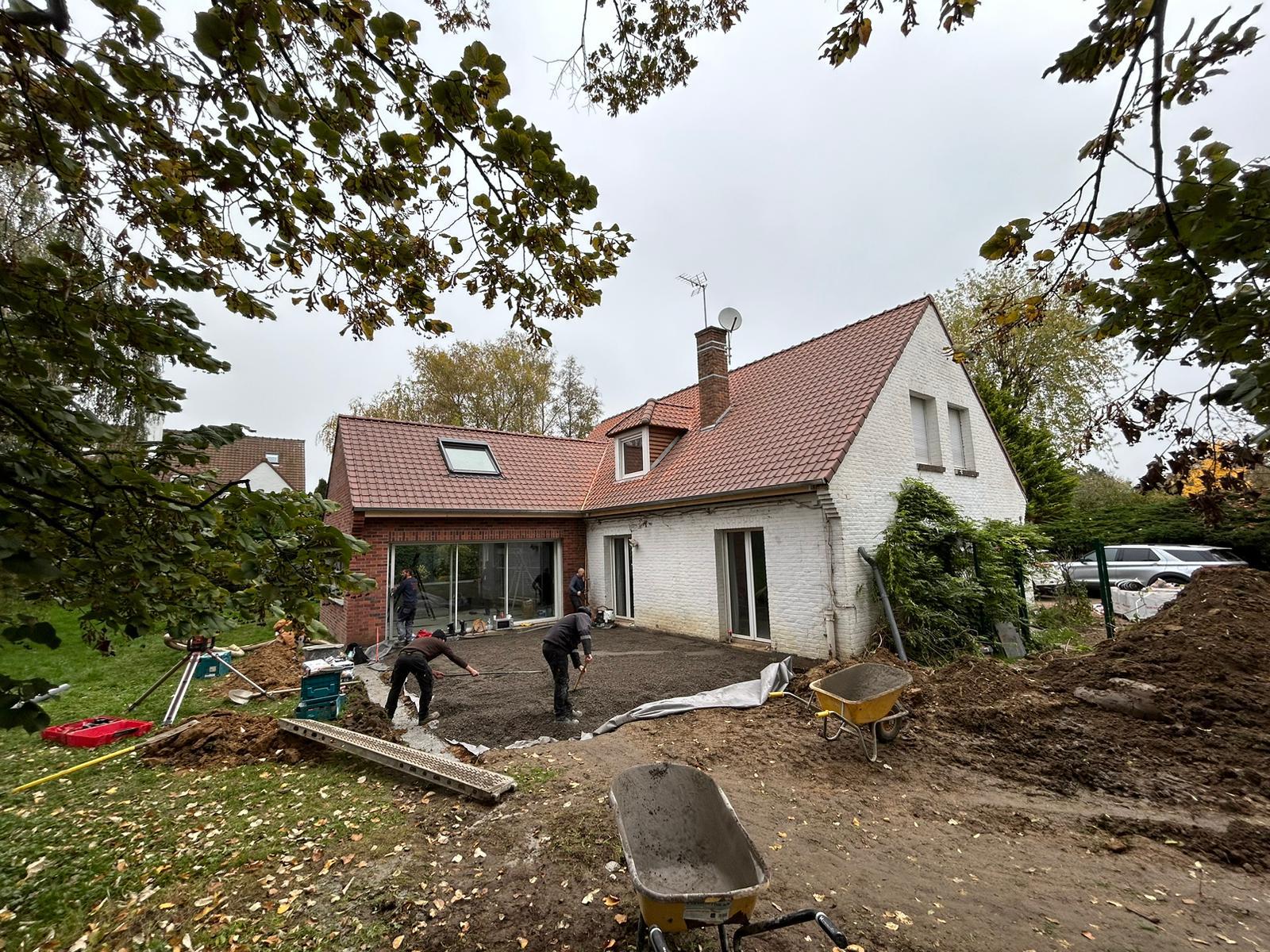 rénovation d'une maison à Bondues : maison agrandie et toiture tuile neuve, vue du jardin