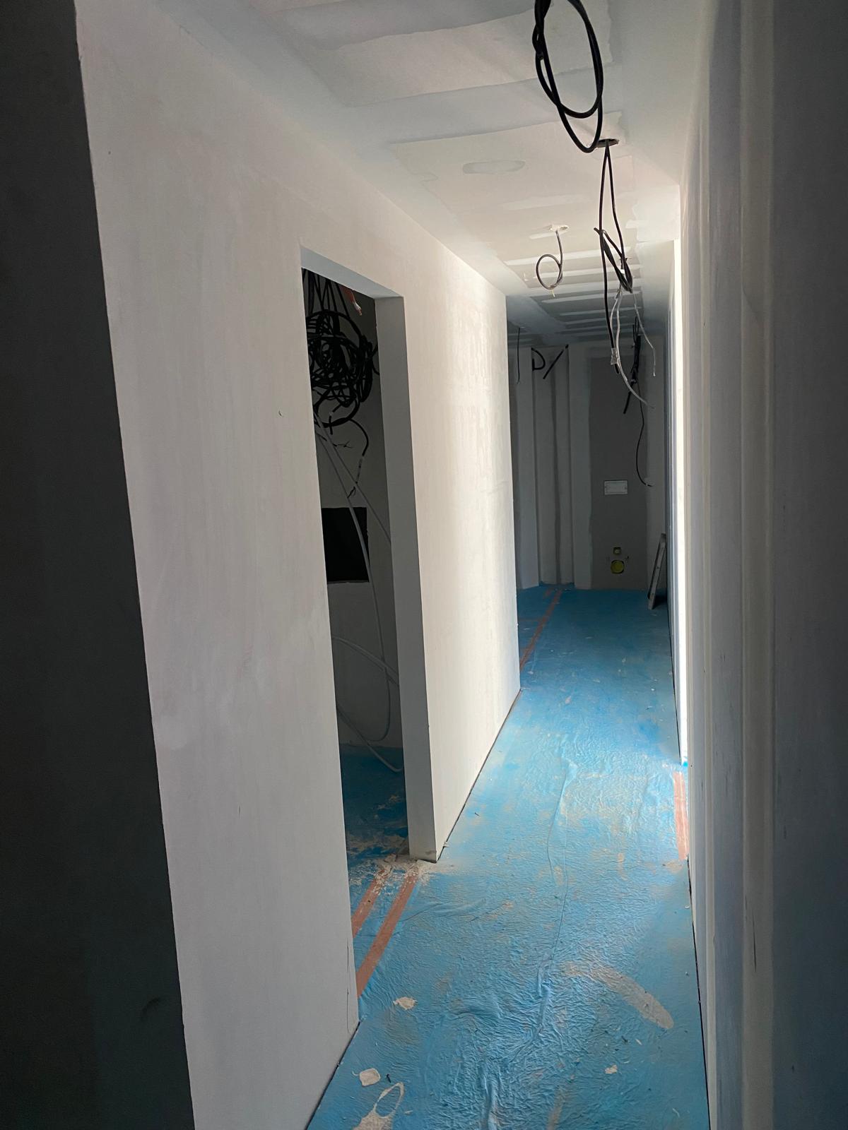 couloir de distribution cloisonné après aménagement intérieur, immeuble à La Madeleine