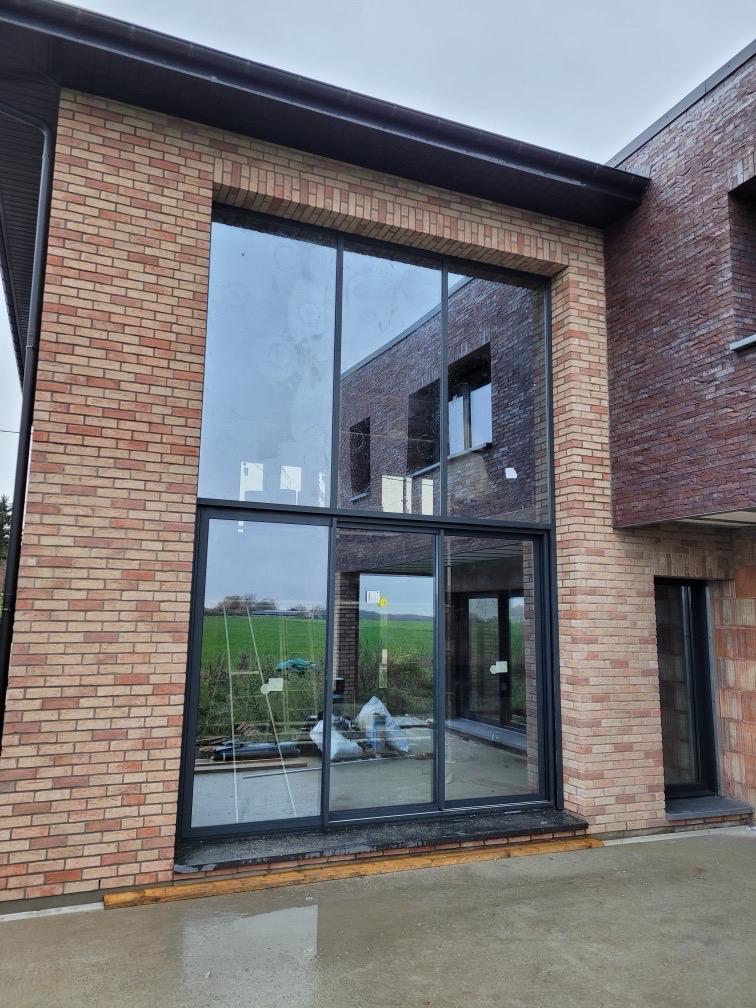 Finition de pose de porte d'entrée par notre entreprise de menuiserie dans la Pévèle
