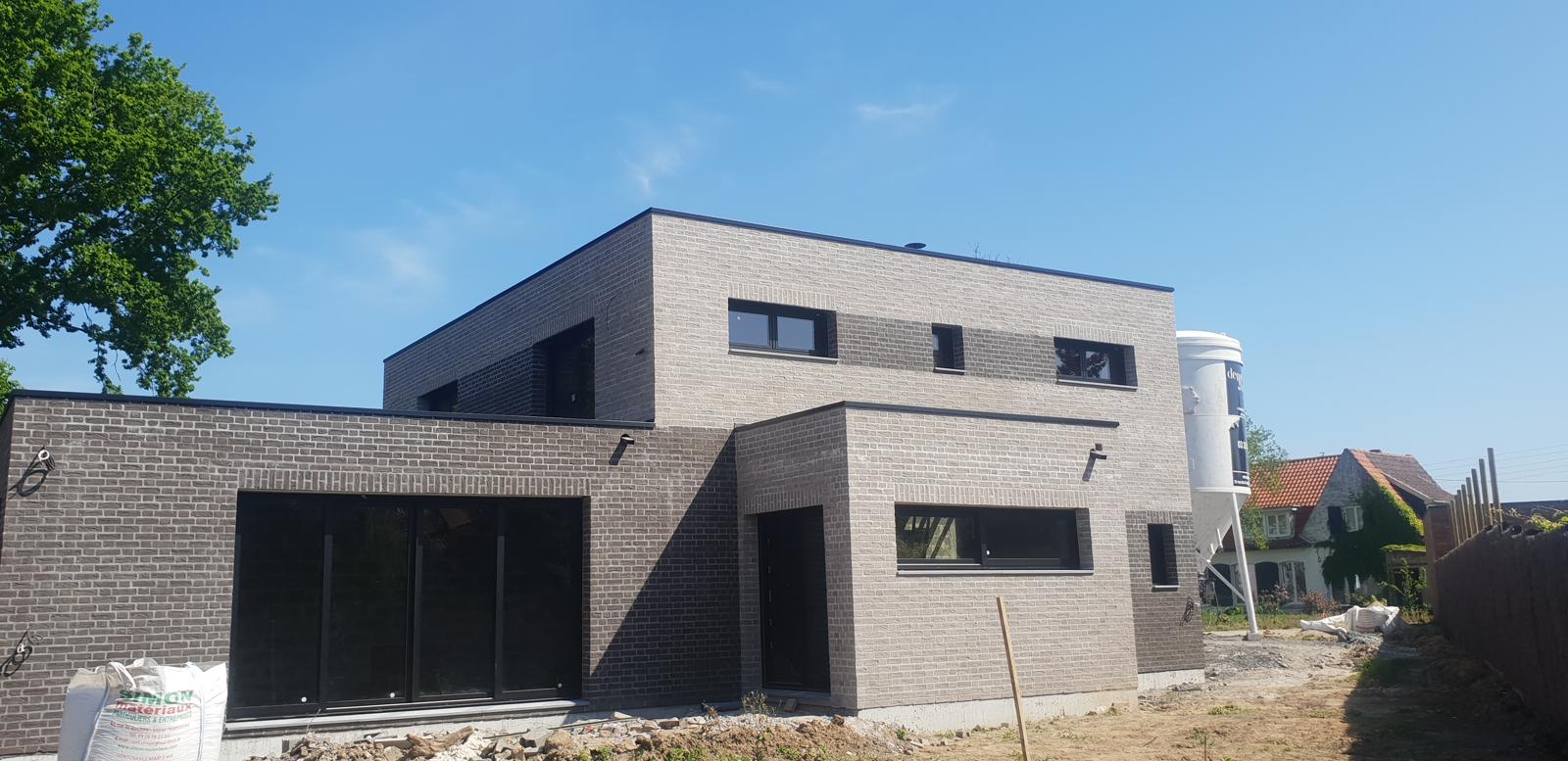 maison contemporaine à Sainghin-en-Mélantois vue jardin, baies coulissantes aluminium noir