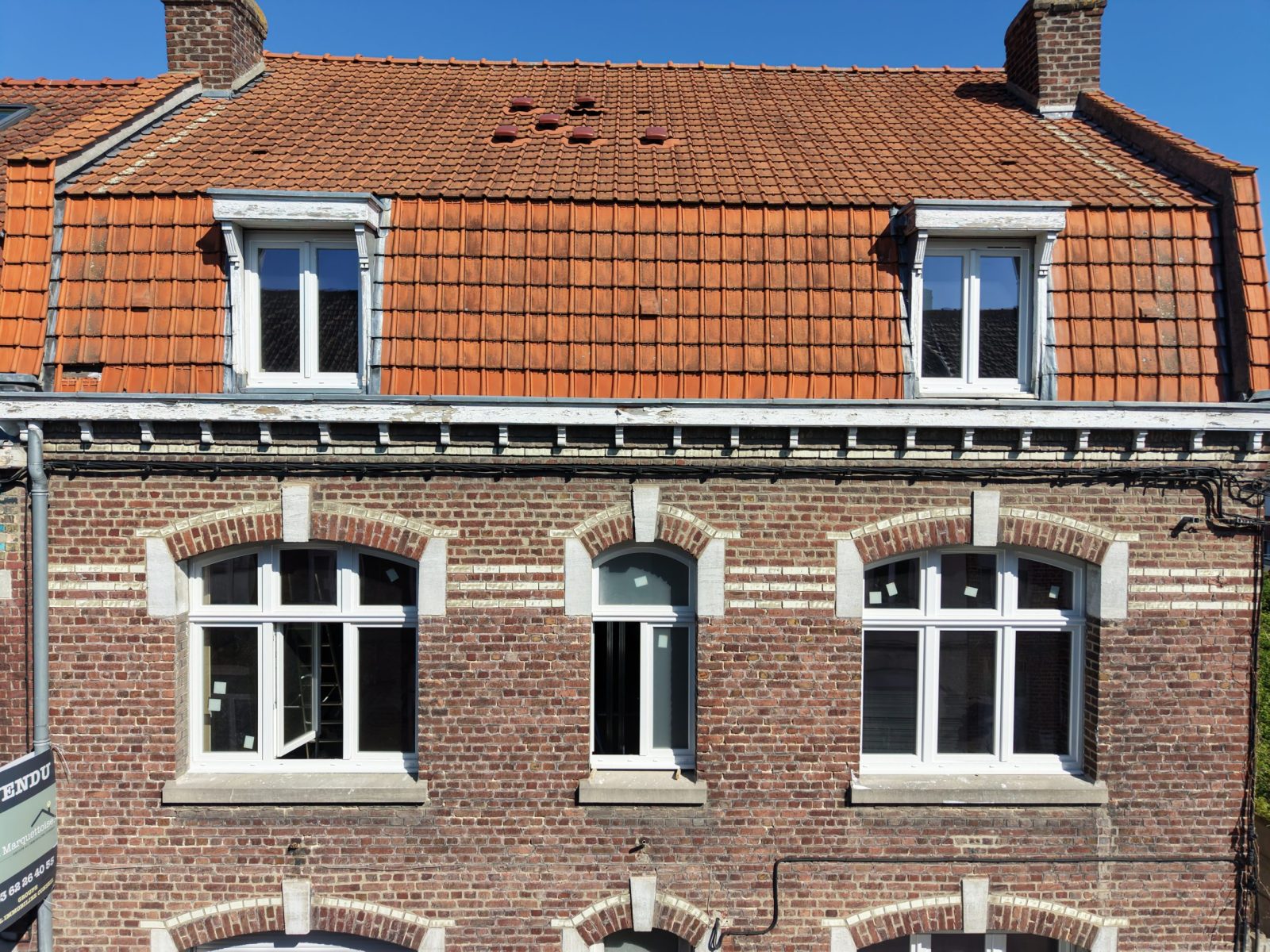 menuiserie à Marquette-lez-Lille : fenêtres PVC faux-cintré sur une façade en brique