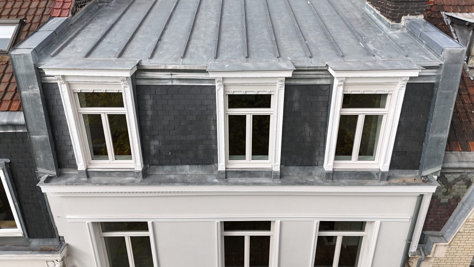 rénovation de toiture d'un immeuble classé à La Madeleine, comble à la Mansart en ardoise et zinc restauré