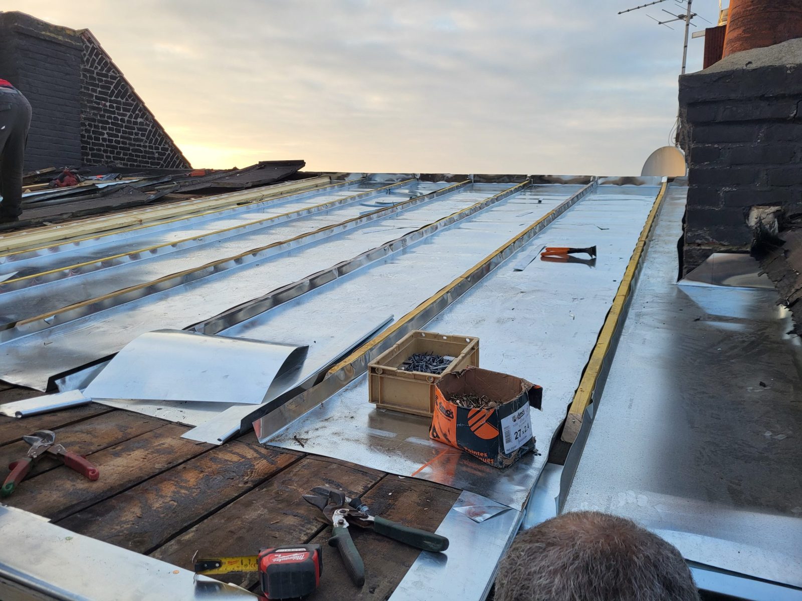 réfection de toiture à La Madeleine : pose du zinc sur le terrasson avant finition