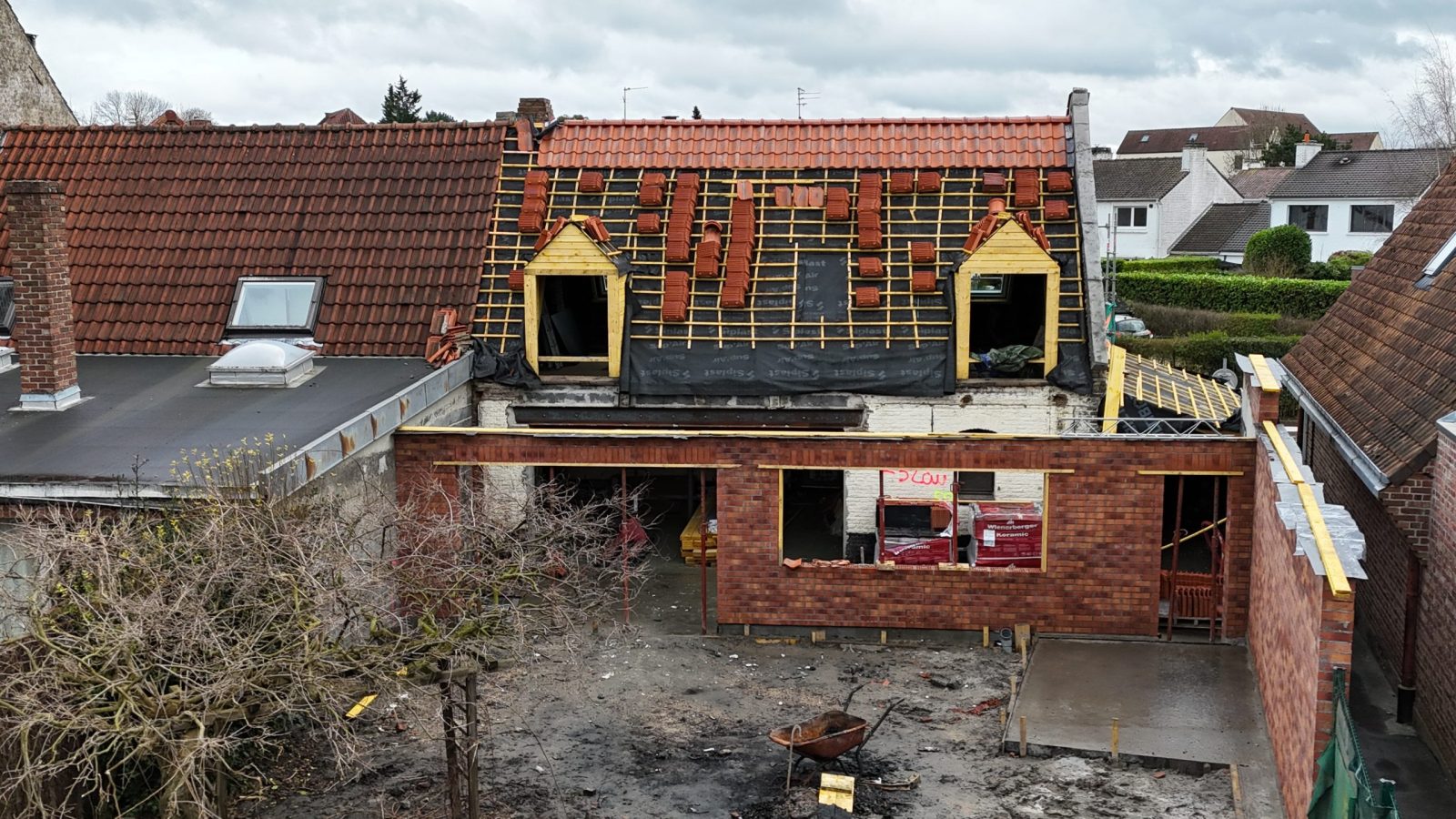 longère à Bondues en cours de réhabilitation, toiture déposée et lucarnes reconstruites