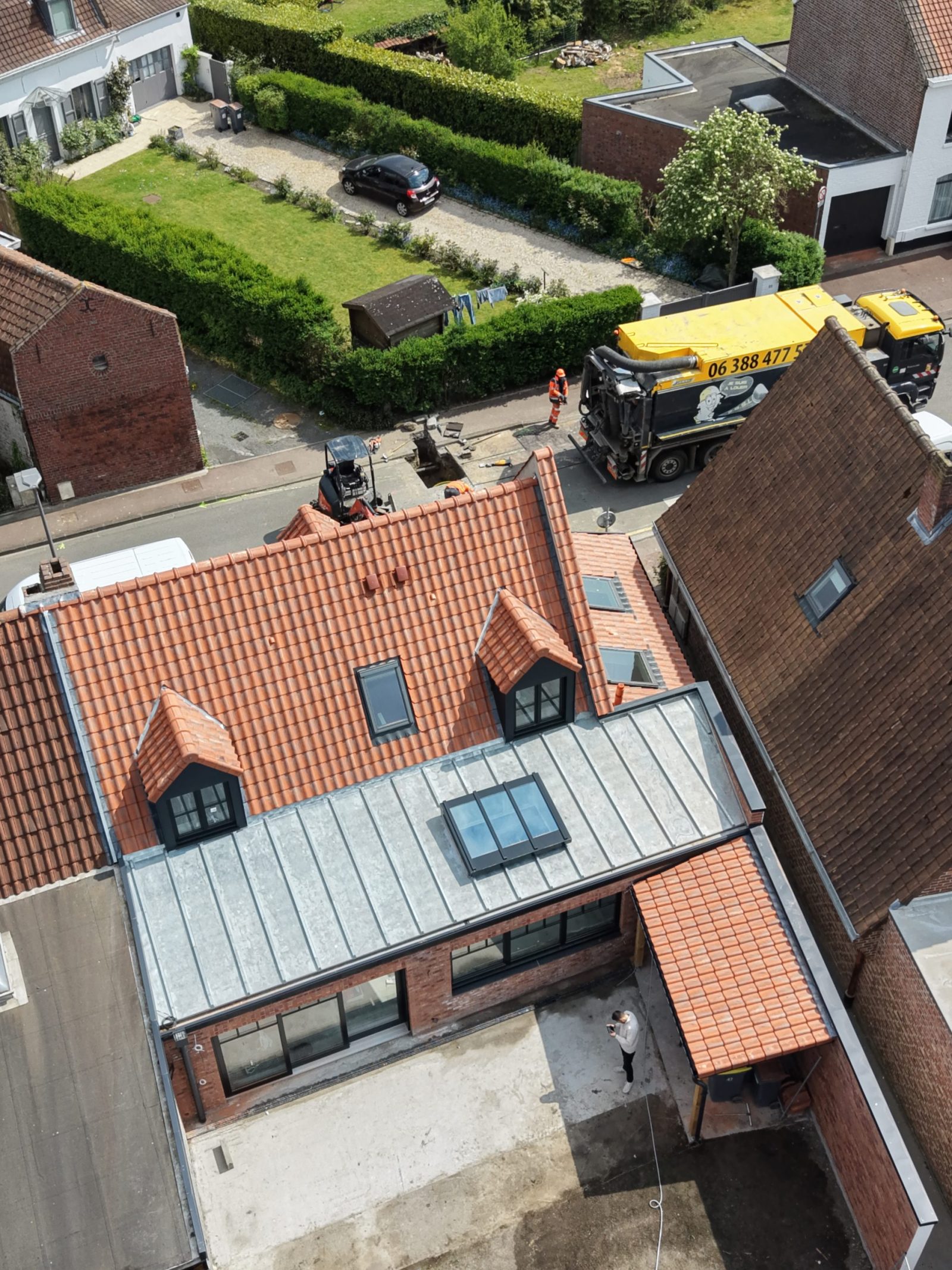 toiture neuve en tuile et zinc de la longère rénovée à Bondues, lucarnes et velux