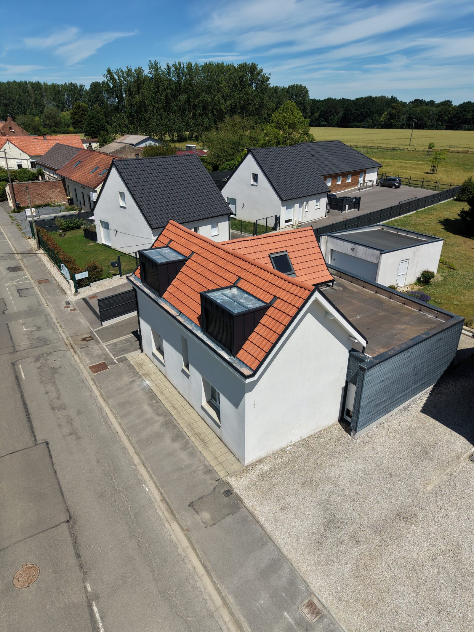 rénovation complète de toiture tuile par un couvreur à Lorgies, maison individuelle vue du ciel