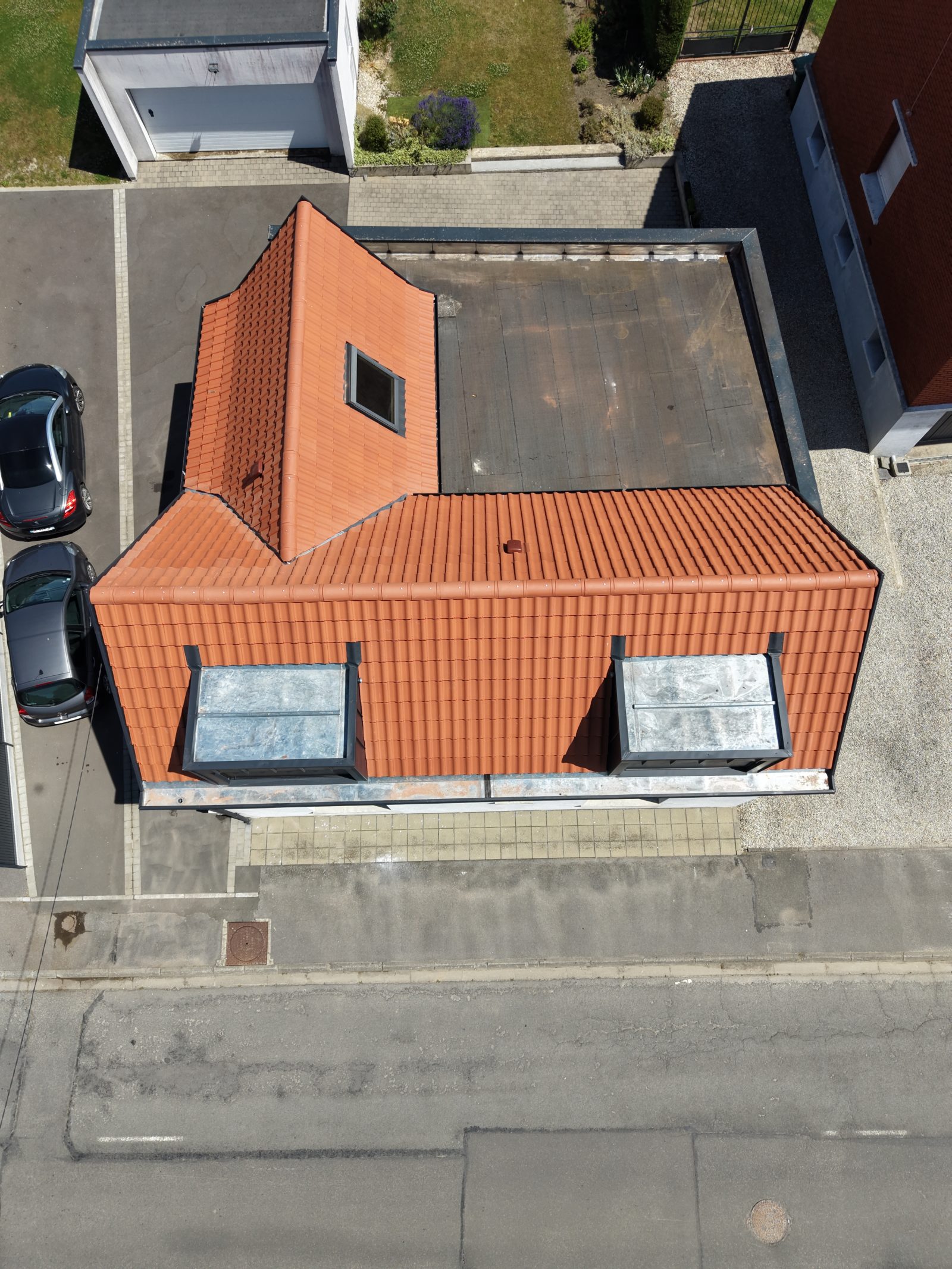 toiture tuile neuve et chiens assis à joint debout après rénovation à Lorgies, vue aérienne