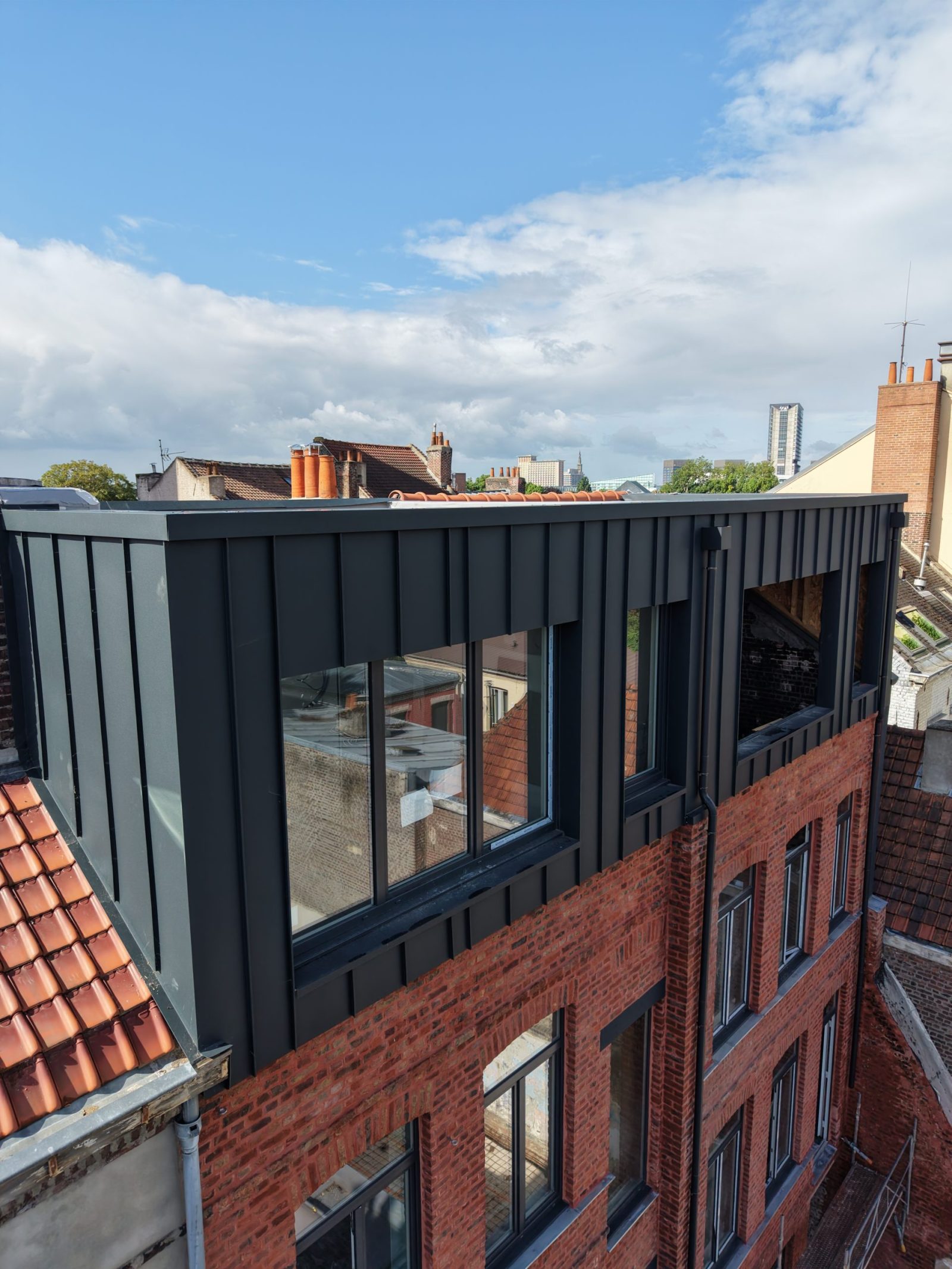 bardage aluminium à joint debout anthracite de la surélévation à Lille Saint-Maurice, baies alu