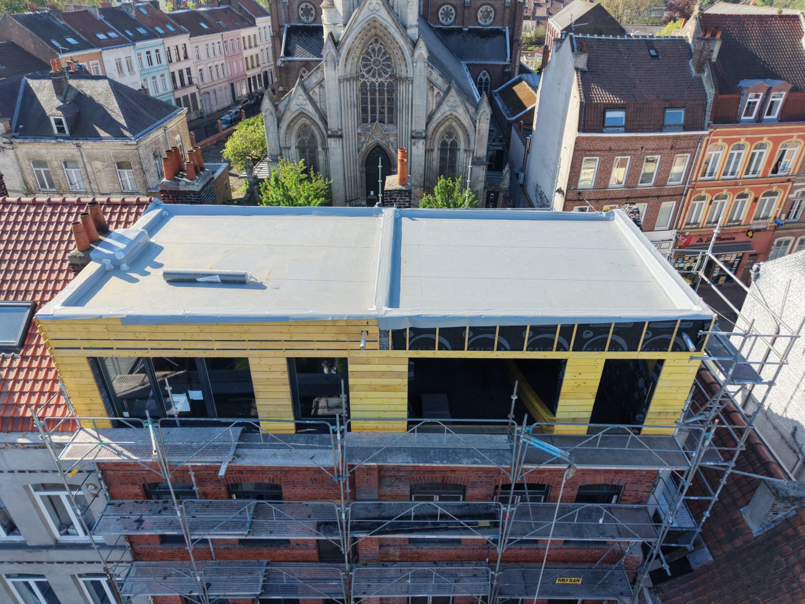 surélévation en ossature bois de deux immeubles à Lille Saint-Maurice, structure en cours
