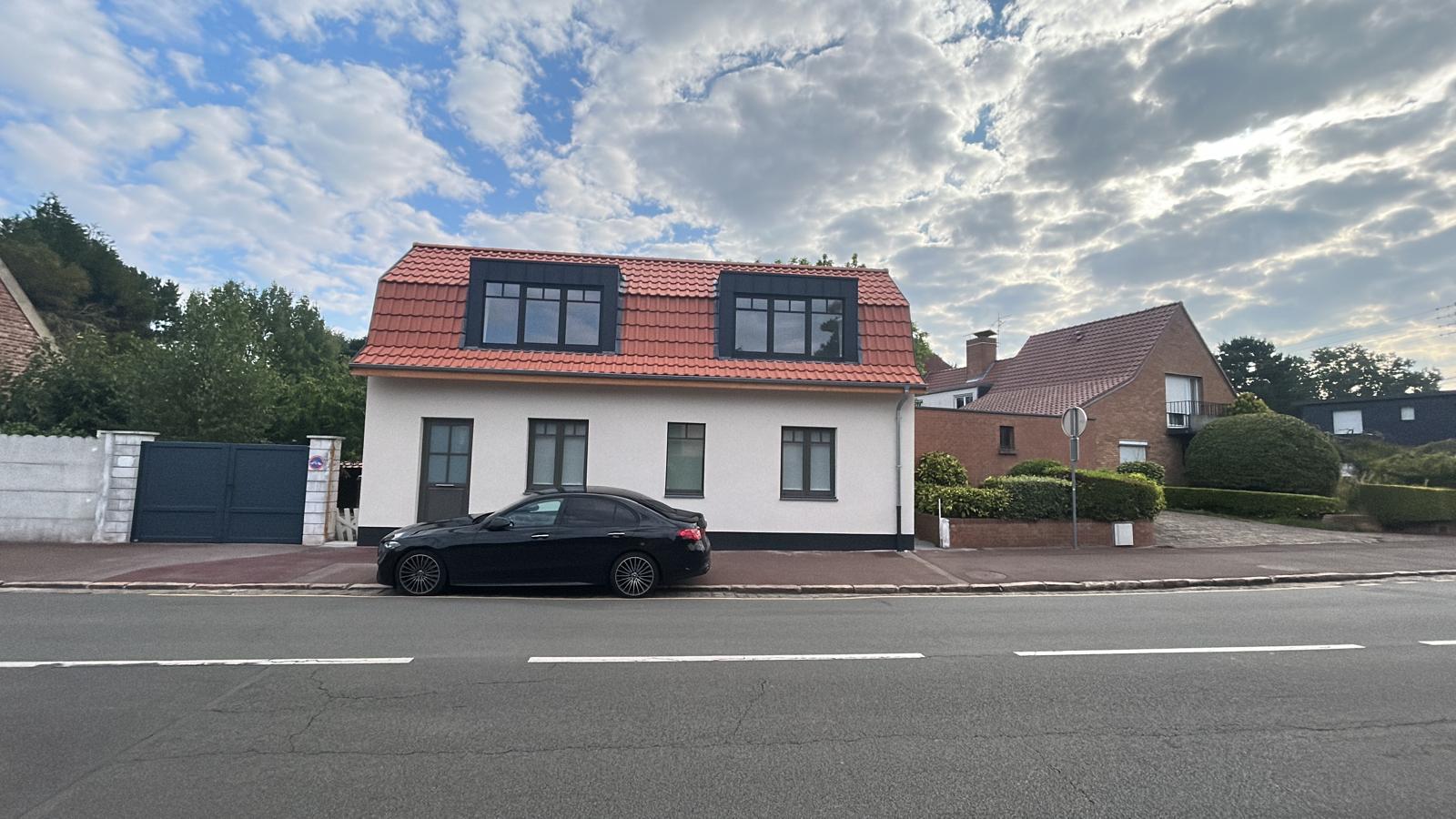 surélévation d'une maison à Marcq-en-Barœul : façade rénovée et toiture tuile à lucarnes