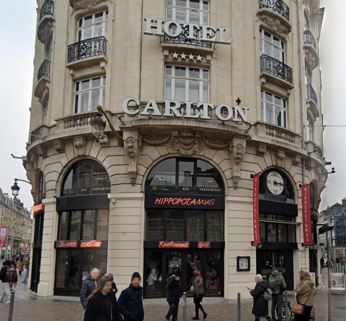 faux plafond en cours de reprise au-dessus du bar, rénovation de restaurant à Lille