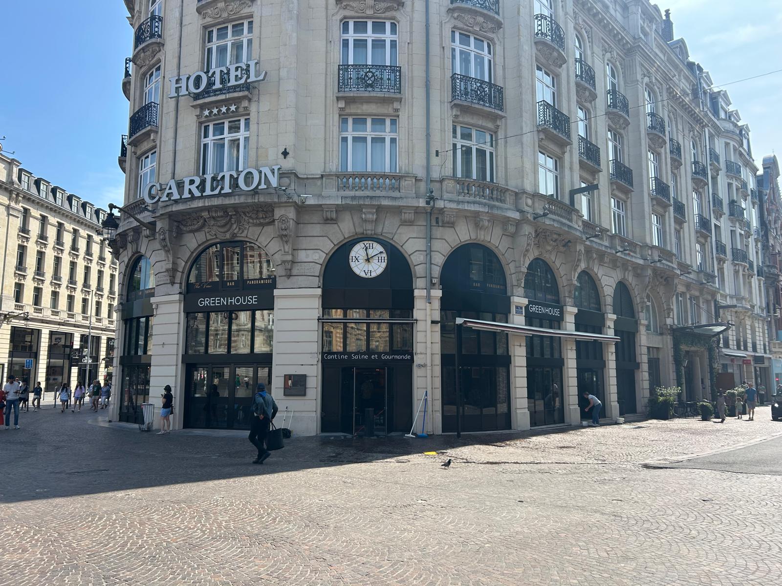 rénovation restaurant Lille : salle du Green House après travaux, parquet et parement brique