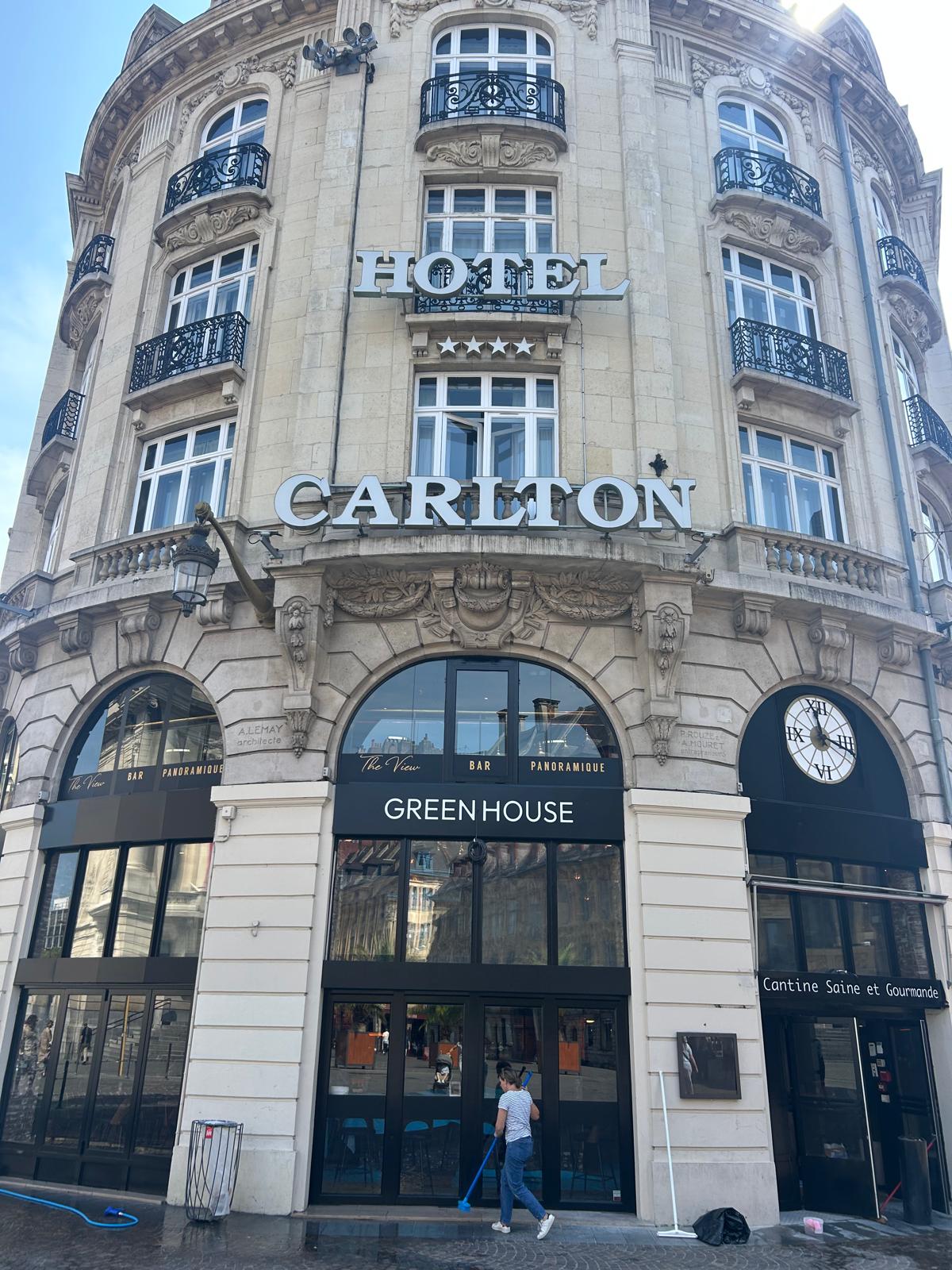 bar et mezzanine terminés après rénovation du restaurant à Lille