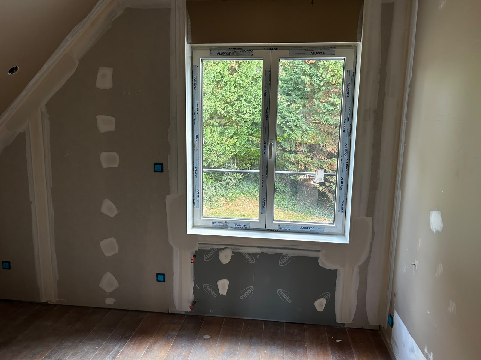 même chambre après plâtrerie : plaques de plâtre, bandes et enduits, prête à peindre