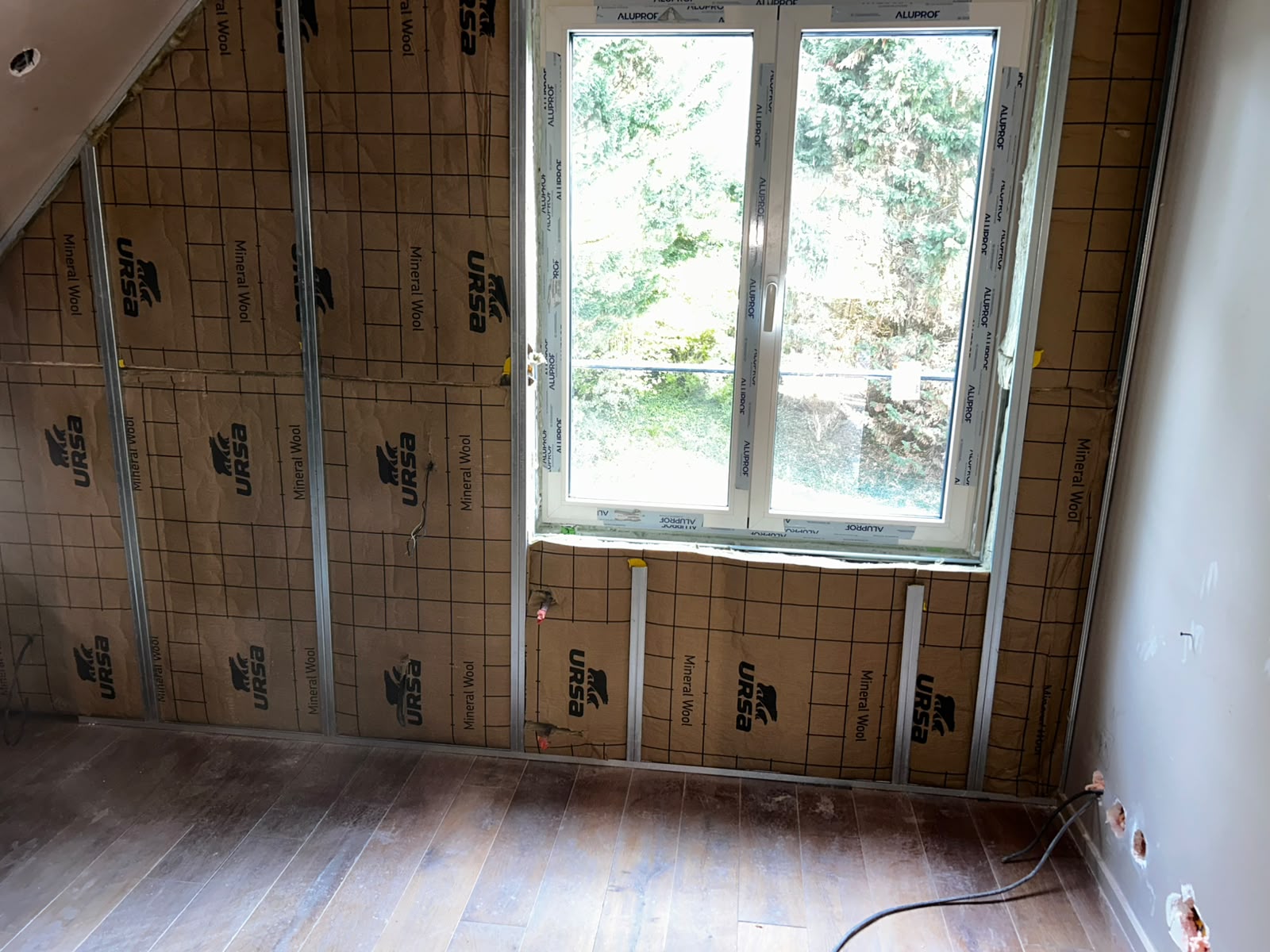 chambre de l'étage à Bondues avant plâtrerie : ossature métallique et laine minérale posées