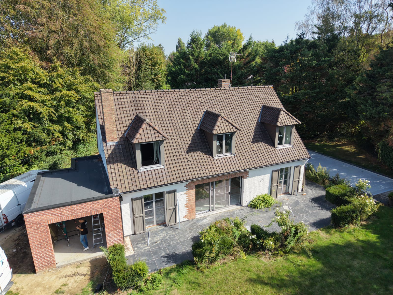 extension maison brique Bondues vue par drone, toiture tuile à trois lucarnes et extension à toit plat