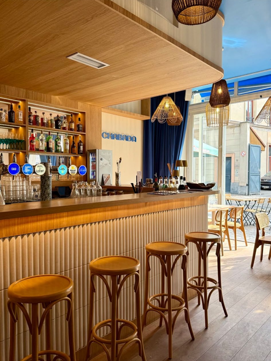comptoir du bar rénové dans le Vieux-Lille, habillage en carreaux cannelés et caisson bois au plafond