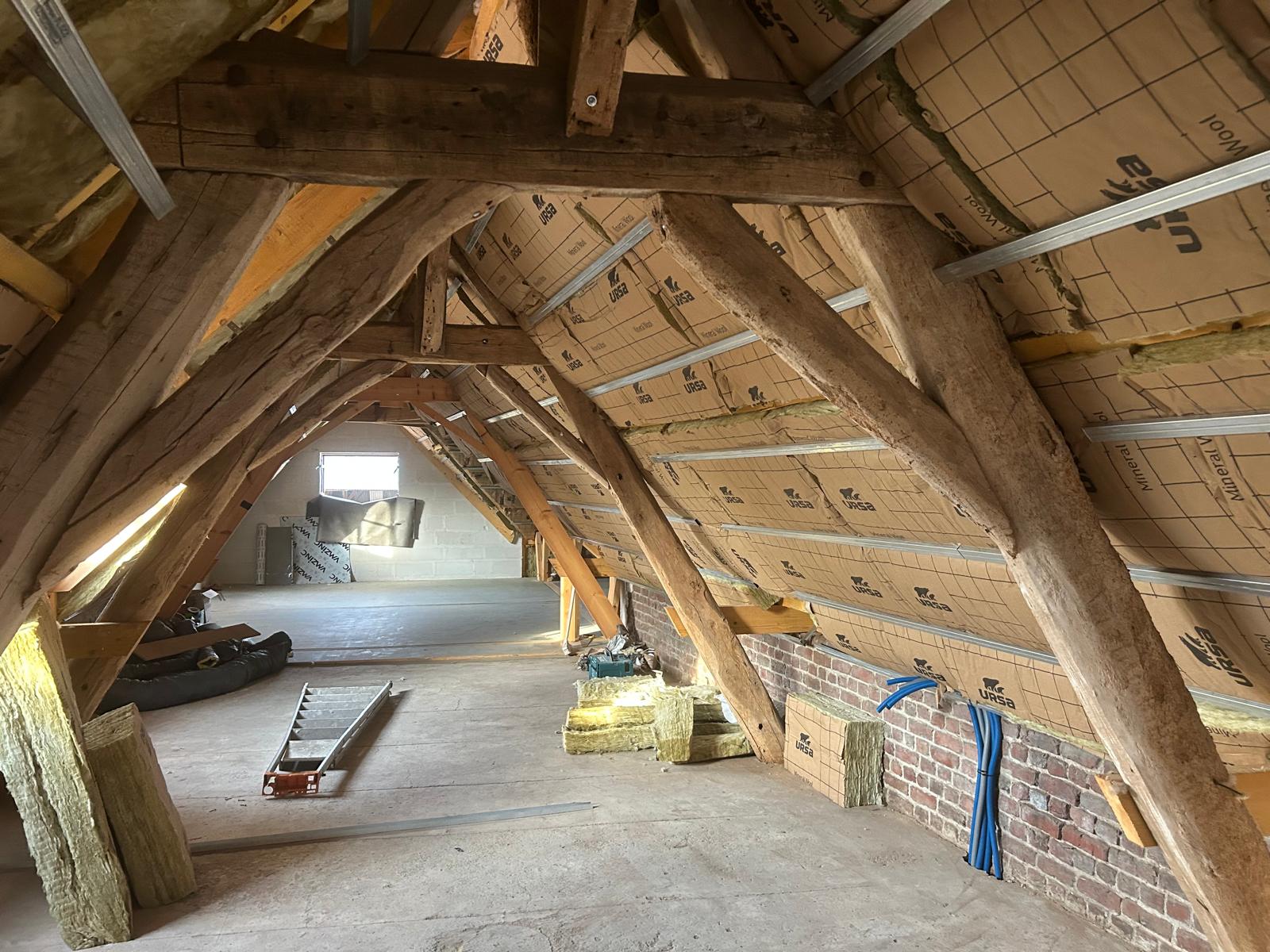 combles de la ferme à Bondues avant plâtrerie : charpente ancienne, laine minérale et fourrures posées